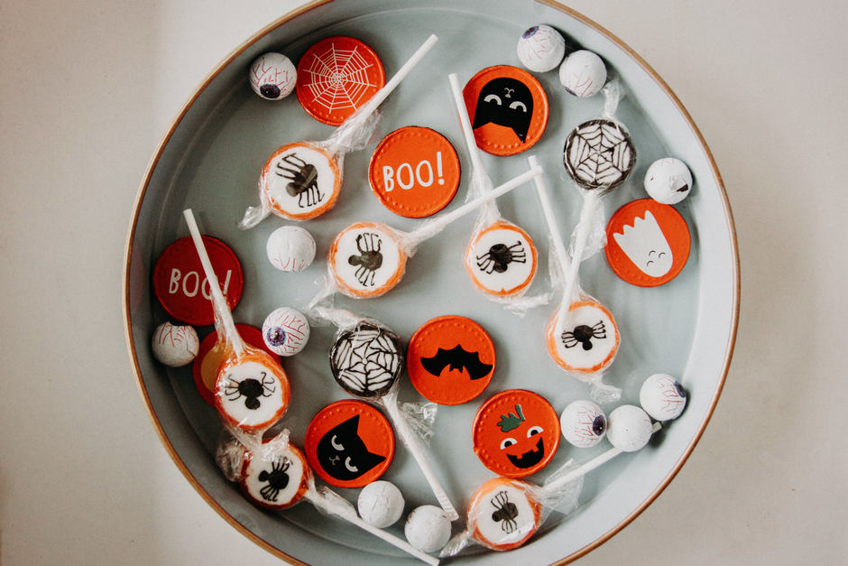 Bowl of Halloween candy as trick-or-treat prices rise in 2026